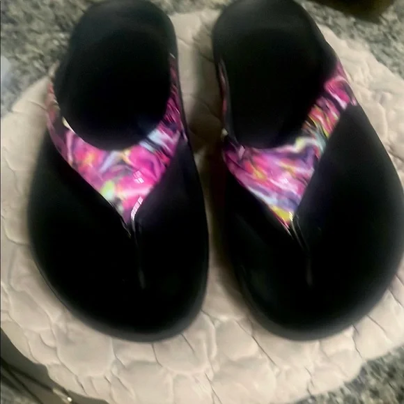 Oofas Colorful Abstract Flip Flops - Picture 2 of 4